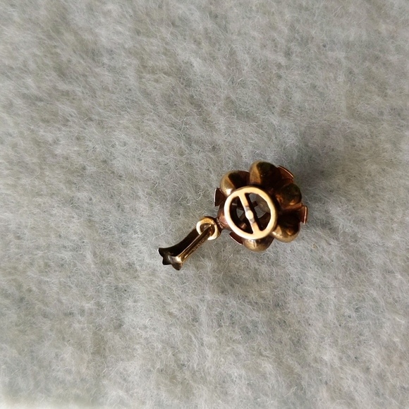 Gold flower with diamond accent and 4 Onix triangles. - Picture 3 of 5